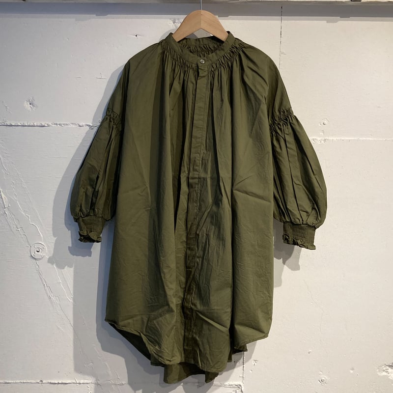 universal tissu / トリプルシャーリングバンドカラーブラウス UNIVERSAL TISSU トリプルシャーリング バンドカラーブラウス カーキ