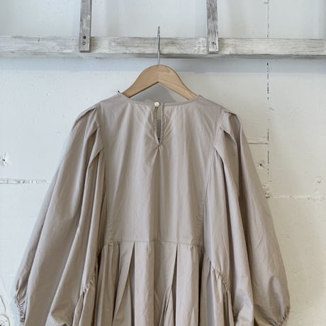 UNIVERSAL TISSU シルキータイプライターＶネックギャザーワンピース ペールベージュ