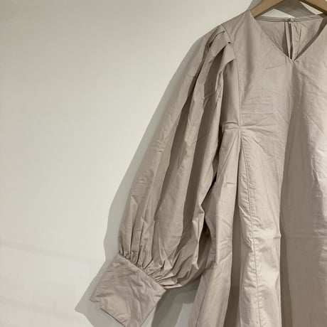 UNIVERSAL TISSU タックスリーブワンピース ペールベージュ