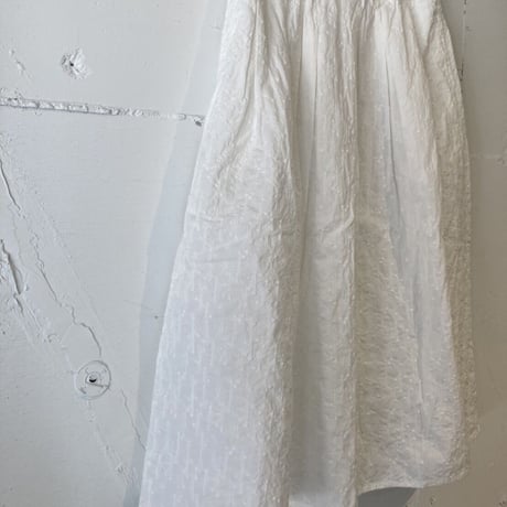 grin ｋｏｅｄａ刺繍タックスカート オフ白