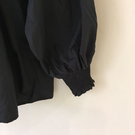 UNIVERSAL TISSU タイプライターシャーリングブラウス クロ