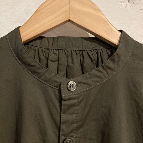 UNIVERSAL TISSU ナチュラルタイプライター シャーリングシャツワンピース チャコール