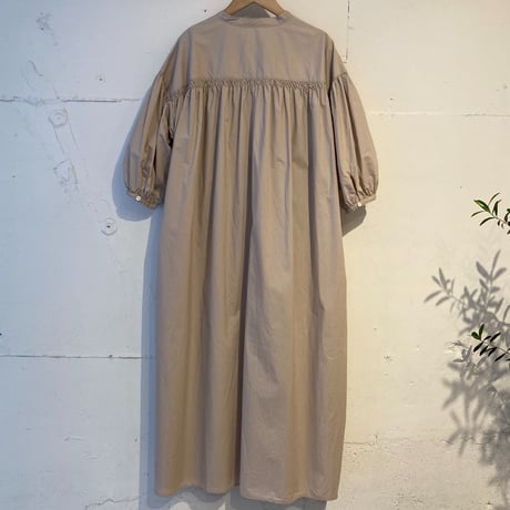 UNIVERSAL TISSU ナチュラルタイプライター ギャザーシャツワンピース ペールベージュ