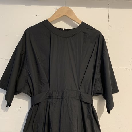 UNIVERSAL TISSU ハーフスリーブワンピース クロ