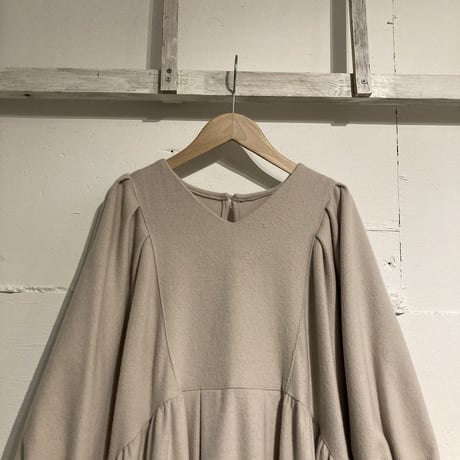 UNIVERSAL TISSU ウールカシミヤビーバー タックギャザーワンピース ペールベージュ