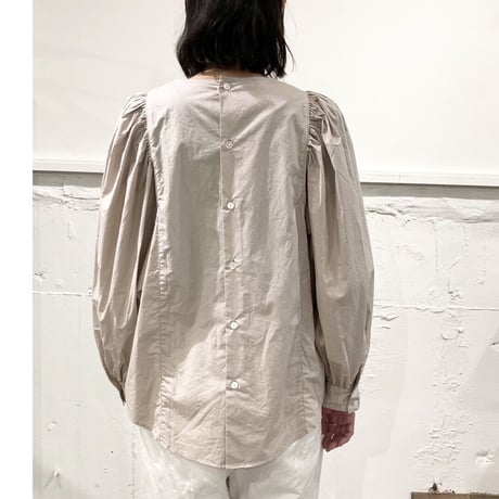 UNIVERSAL TISSU ボリュームスリーブブラウス クロ