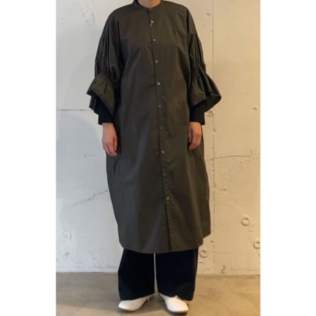 UNIVERSAL TISSU ナチュラルタイプライター シャーリングシャツワンピース チャコール