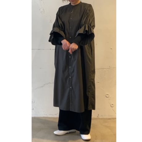 UNIVERSAL TISSU ナチュラルタイプライター シャーリングシャツワンピース チャコール