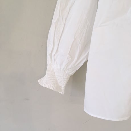 UNIVERSAL TISSU タイプライターシャーリングブラウス　シロ
