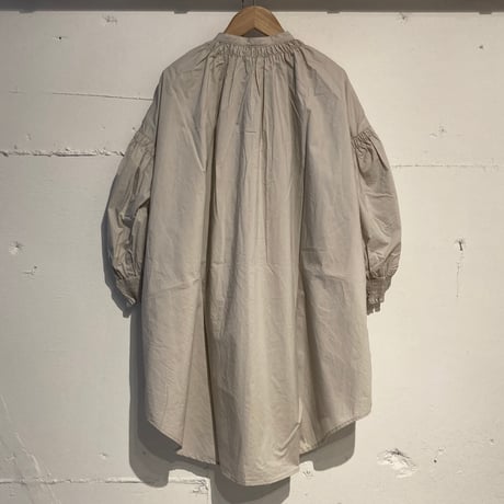 UNIVERSAL TISSU トリプルシャーリング バンドカラーブラウス　グレージュ