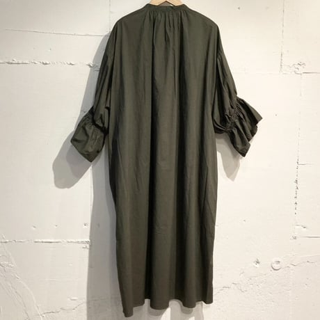 UNIVERSAL TISSU ナチュラルタイプライター シャーリングシャツワンピース チャコール