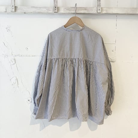 UNIVERSAL TISSU タイプライターシャーリングブラウス　グレーストライプ