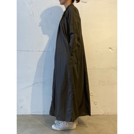 UNIVERSAL TISSU ナチュラルタイプライター ピンタックワンピース チャコール