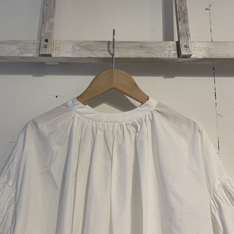 UNIVERSAL TISSU モックネックギャザーブラウス シロ