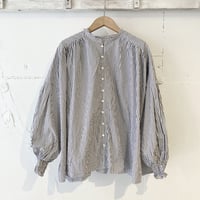 UNIVERSAL TISSU タイプライターシャーリングブラウス　グレーストライプ