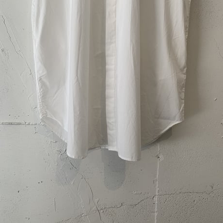 UNIVERSAL TISSU スリーブレスロングシャツ シロ