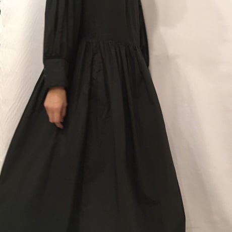 UNIVERSAL TISSU バンドカラーギャザーワンピース　ベージュ