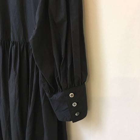 UNIVERSAL TISSU バンドカラーギャザーワンピース　クロ