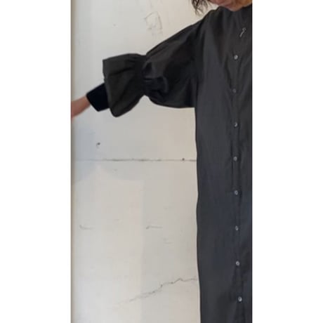 UNIVERSAL TISSU ナチュラルタイプライター シャーリングシャツワンピース チャコール