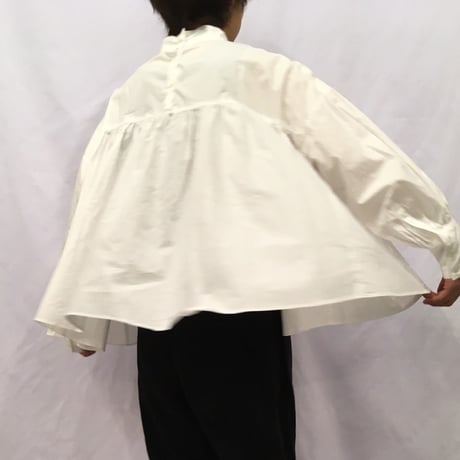 UNIVERSAL TISSU モックネックブラウス　シロ