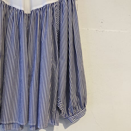 UNIVERSAL TISSU スタンドカラーブラウス ネイビーピンストライプ