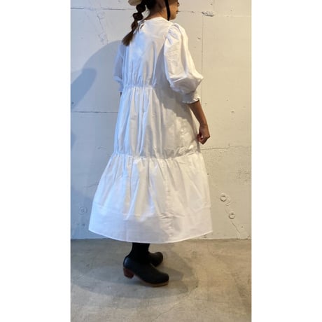 UNIVERSAL TISSU シルキータイプライター ティアードワンピース シロ