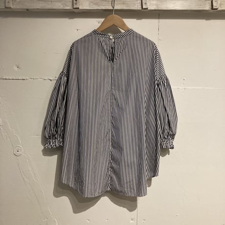 UNIVERSAL TISSU モックネックギャザーブラウス ネイビーストライプ