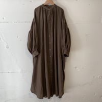 UNIVERSAL TISSU トリプルワッシャーリネン ギャザードレス モカ