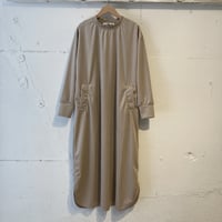 UNIVERSAL SEVEN ベロア クルーネックワンピース ベージュ