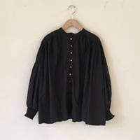 UNIVERSAL TISSU タイプライターシャーリングブラウス クロ
