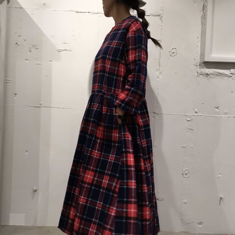 UNIVERSAL TISSU　ロングスリーブギャザードレス アカチェック