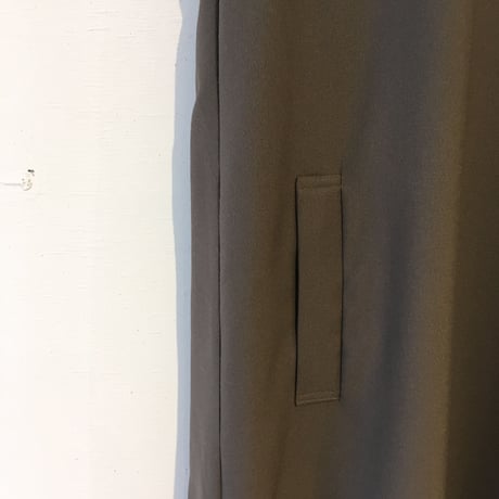 GALERIE TISSU リプリープリネン混モックネックワンピース チャコール