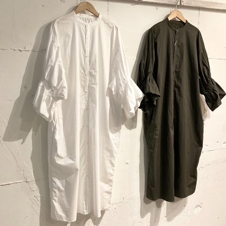 UNIVERSAL TISSU ナチュラルタイプライター シャーリングシャツワンピース チャコール