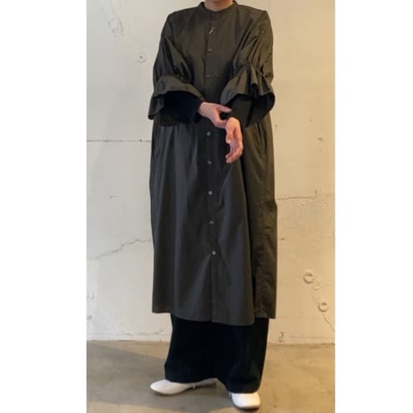 UNIVERSAL TISSU ナチュラルタイプライター シャーリングシャツワンピース チャコール