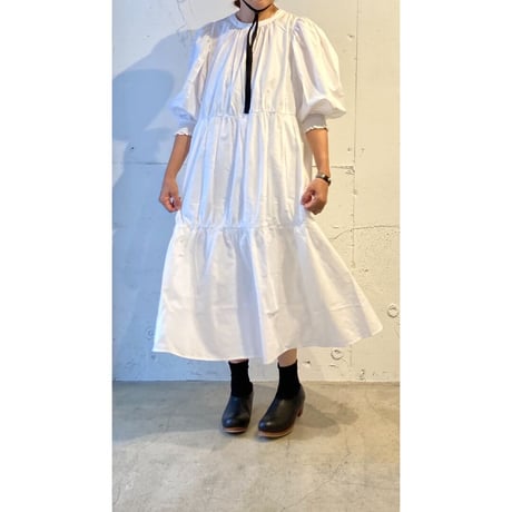 UNIVERSAL TISSU シルキータイプライター ティアードワンピース シロ