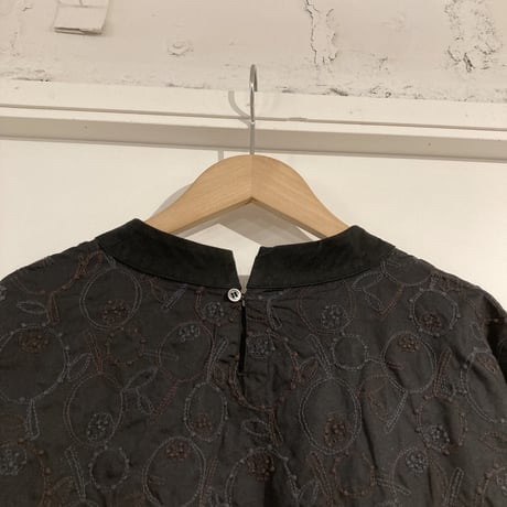 grin witeberry刺繍プルオーバー ブラック