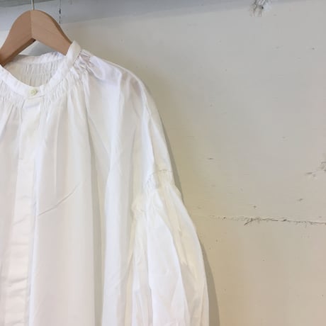 NIVERSAL TISSU トリプルシャーリング バンドカラーブラウス　シロ