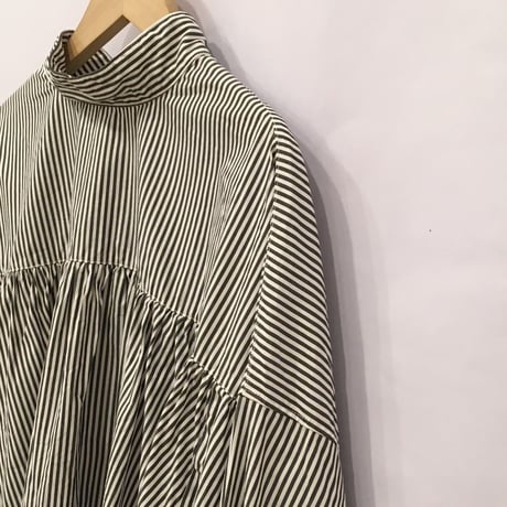 UNIVERSAL TISSU モックネックブラウス　クロストライプ