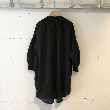 UNIVERSAL TISSU トリプルシャーリング バンドカラーブラウス　リネンクロ
