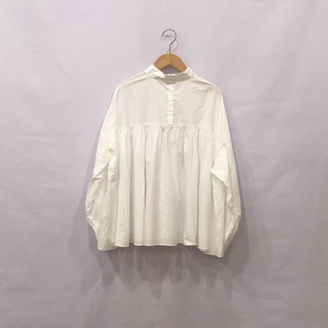 UNIVERSAL TISSU モックネックブラウス　シロ