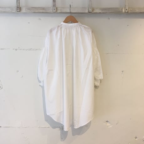 NIVERSAL TISSU トリプルシャーリング バンドカラーブラウス　シロ