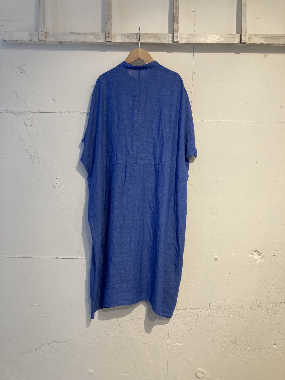 NATURAL LAUNDRY 先染めリネン ドルマンワンピース ブルー | un