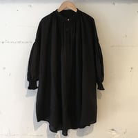 UNIVERSAL TISSU トリプルシャーリング バンドカラーブラウス　リネンクロ
