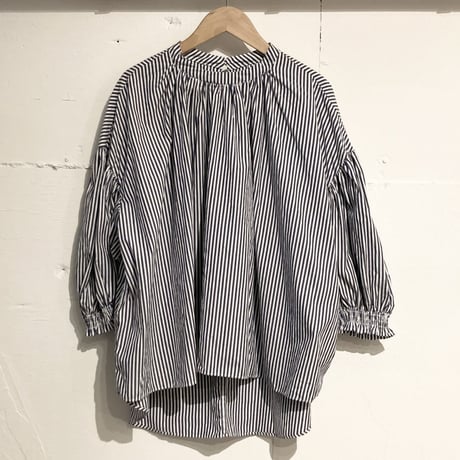 UNIVERSAL TISSU モックネックギャザーブラウス ネイビーストライプ