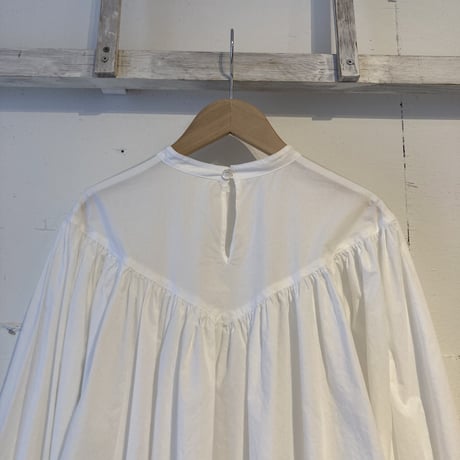 UNIVERSAL TISSU スタンドカラーブラウス シロ