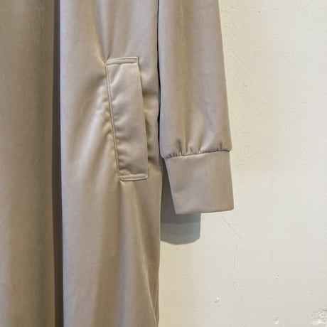 UNIVERSAL SEVEN ベロア クルーネックワンピース ベージュ