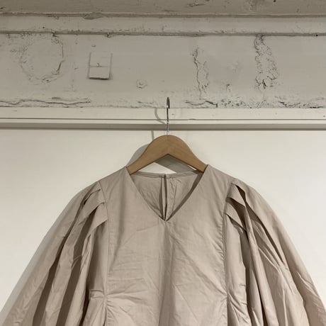 UNIVERSAL TISSU タックスリーブワンピース ペールベージュ