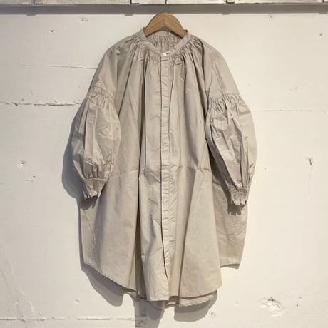 UNIVERSAL TISSU トリプルシャーリング バンドカラーブラウス　グレージュ