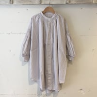 UNIVERSAL TISSU トリプルシャーリング バンドカラーブラウス グレーストライプ