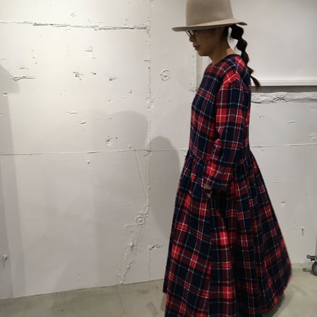 UNIVERSAL TISSU　ロングスリーブギャザードレス ネイビーチェック
